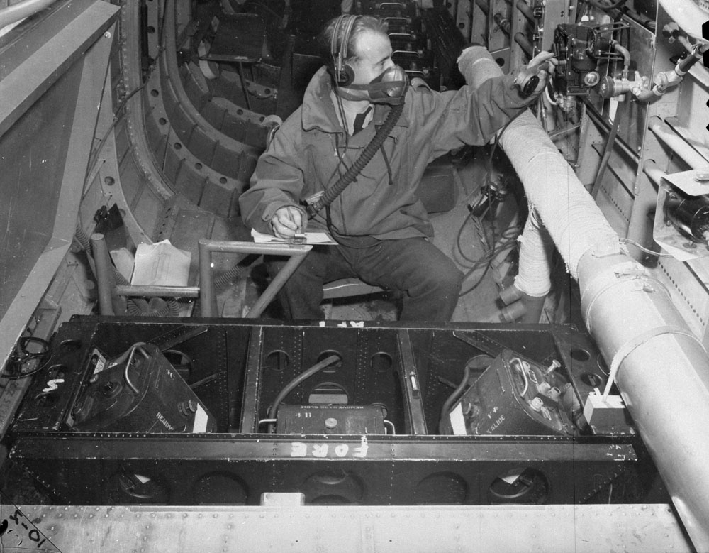 Inside the fuselage of an aircraft of RCAF No. 413 Squadron showing an alternative arrangement of trimetrogon cameras with the oblique cameras pointing inward instead of outward. Library and Archives Canada / PA-065920, Public Domain.